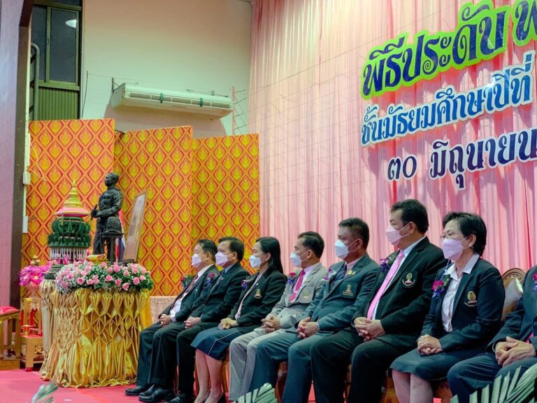 ร่วมพิธีประดับพระเกี้ยวนักเรียน…